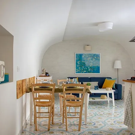 Lovely Near Via Dei Mille - Chiaia Area Apartment *